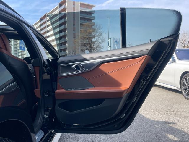 ８シリーズ Ｍ８５０ｉ　ｘＤｒｉｖｅ　グランクーペ　【正規認定中古車】【全国正規ディーラー保証付／２年・走行距離無制限】ブラウンレザー電動シート　禁煙車　ヘッドアップディスプレイ　ハーマンカードン　サンルーフ　２０インチＡＷ　パドルシフト　電動トランク（22枚目）