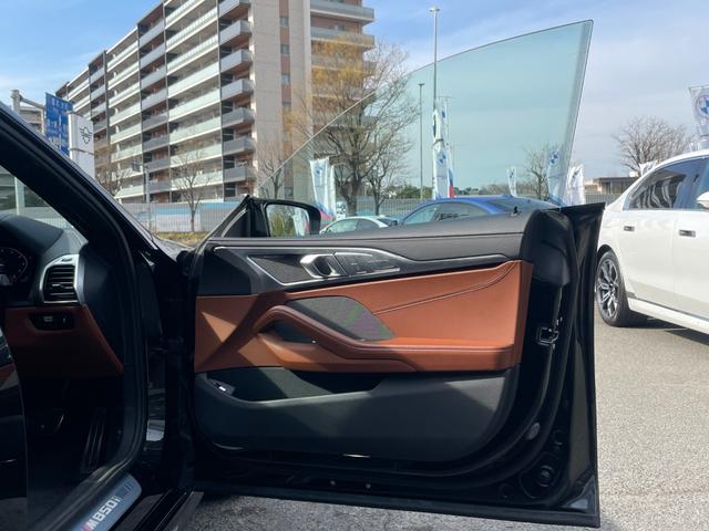 ８シリーズ Ｍ８５０ｉ　ｘＤｒｉｖｅ　グランクーペ　【正規認定中古車】【全国正規ディーラー保証付／２年・走行距離無制限】ブラウンレザー電動シート　禁煙車　ヘッドアップディスプレイ　ハーマンカードン　サンルーフ　２０インチＡＷ　パドルシフト　電動トランク（37枚目）