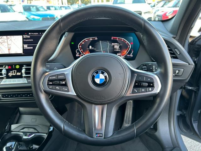 １シリーズ １１８ｄ　Ｍスポーツ　【正規認定中古車】【全国正規ディーラー保証付／２年・走行距離無制限】１８ＡＷ　ＬＥＤ　前後純正ドラレコ　半革スポーツＰシート　ブラインドスポットモニター　ＡＣＣ　ＭＦＳ　Ａｐｐｌｅ　ｃａｒｐｌａｙ（4枚目）