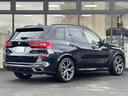 Ｘ５ ｘＤｒｉｖｅ　３５ｄ　Ｍスポーツ　２１インチアルミホイール　コンフォートアクセス　トップビュー　サンルーフ　フルセグ　黒革スポーツパワーシート　ハンズオフ　全席シートヒータ　オートトランク　全周囲センサー　ＡＣＣ　エアサス（3枚目）