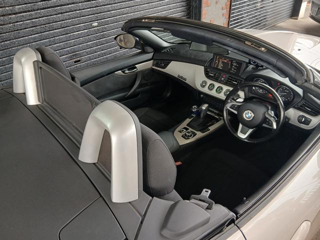 Z4 sDrive23iシルバー・トップ 電動開閉ハードトップ iDriveナビゲーションシステム キーレスエントリー パドルシフト 19インチアルミ HIDヘッドライト 直列6気筒NAエンジン(N52型)レーダー探知機 ETC オートライト(13枚目)