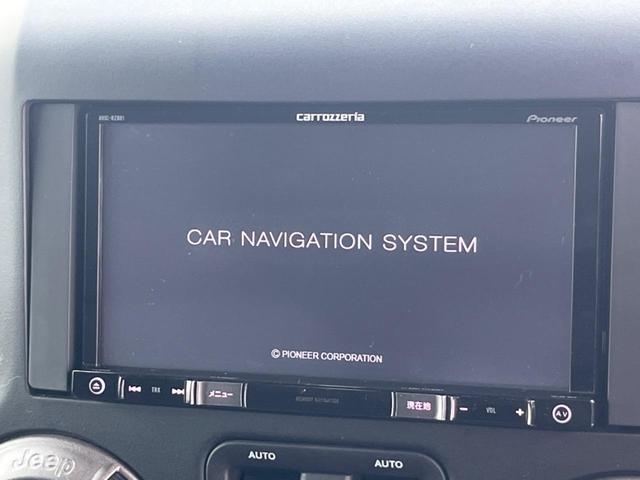 ジープ・ラングラーアンリミテッド スポーツ　ｃａｒｒｏｚｚｅｒｉａ製ナビＴＶ　リアビューカメラ　サイドカメラ　クルーズコントロール　純正１８インチＡＷ　ブラックハードトップ　　オートエアコン　ＣＤ／ＤＶＤ　Ｂｌｕｅｔｏｏｔｈ再生　ＥＴＣ　禁煙車（32枚目）
