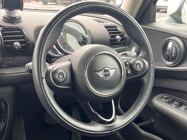 ＭＩＮＩ クーパーＳ　クラブマン　チリＰＫＧ　純正ナビ　フルセグＴＶ　リアビューカメラ　革／クロスコンビシート　オートクルーズコントロール　コンフォートアクセス　純正１８インチアルミホイール　ＬＥＤヘッドランプ　ＥＴＣ　禁煙車（11枚目）