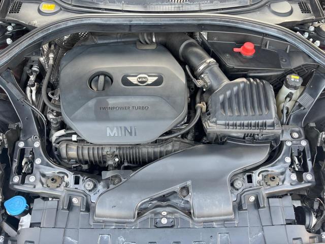 ＭＩＮＩ クーパーＳ　クラブマン　チリＰＫＧ　純正ナビ　フルセグＴＶ　リアビューカメラ　革／クロスコンビシート　オートクルーズコントロール　コンフォートアクセス　純正１８インチアルミホイール　ＬＥＤヘッドランプ　ＥＴＣ　禁煙車（19枚目）