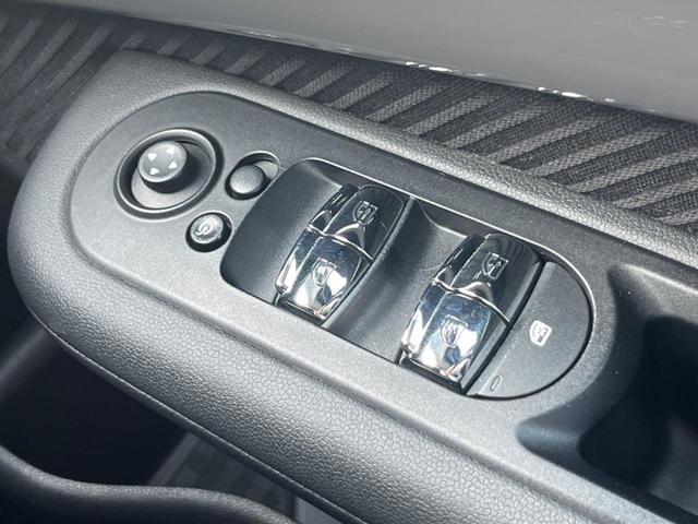 ＭＩＮＩ クーパーＳ　クラブマン　チリＰＫＧ　純正ナビ　フルセグＴＶ　リアビューカメラ　革／クロスコンビシート　オートクルーズコントロール　コンフォートアクセス　純正１８インチアルミホイール　ＬＥＤヘッドランプ　ＥＴＣ　禁煙車（40枚目）
