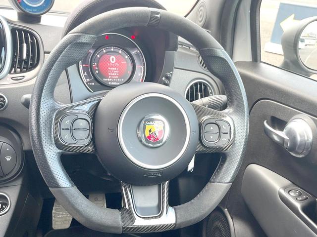 アバルト５９５ コンペティツィオーネ　５速ＭＴ　ｃａｒｒｏｚｚｅｒｉａ製ナビ　バックカメラ　フルセグＴＶ　レコードモンツァマフラー　Ｓａｂｅｌｔ製革・アルカンターラコンビシート　ＨＩＤヘッド　純正１７インチアルミ　ＥＴＣ　禁煙車（11枚目）