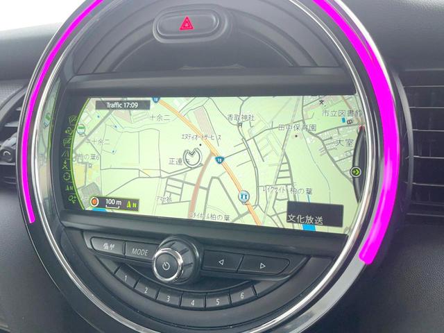 ＭＩＮＩ クーパー　５ドア　ミントＰＫＧ　オプションボディカラー　ドライビングモード　純正ナビ　Ｂｌｕｅｔｏｏｔｈ接続　ＬＥＤヘッドランプ　ＬＥＤフォグランプ　オートライト　１５インチアルミホイール　ＥＴＣ　禁煙（4枚目）