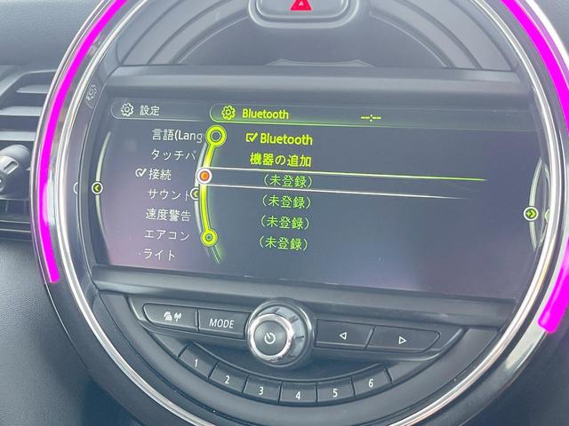 ＭＩＮＩ クーパー　５ドア　ミントＰＫＧ　オプションボディカラー　ドライビングモード　純正ナビ　Ｂｌｕｅｔｏｏｔｈ接続　ＬＥＤヘッドランプ　ＬＥＤフォグランプ　オートライト　１５インチアルミホイール　ＥＴＣ　禁煙（5枚目）