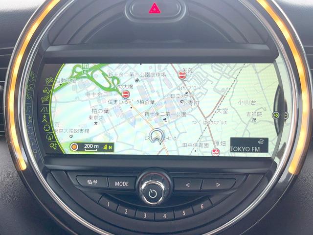 ＭＩＮＩ クーパー　３ドア　ナビゲーションＰＫＧ　ＬＥＤヘッドランプ　ＬＥＤフロントフォグランプ　純正ナビ　バックカメラ　Ｂｌｕｅｔｏｏｔｈ接続　アイドリングストップ　純正１５インチアルミホイール　ＥＴＣ　禁煙（4枚目）