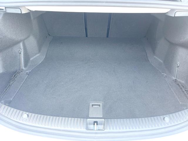 Ｃクラス Ｃ２２０ｄアバンギャルド　ＡＭＧライン　パノラミックスライディングルーフ　レーダーセーフティＰＫＧ　黒革シート　純正ナビＴＶ　リアビューカメラ　マルチビームＬＥＤヘッドランプ　純正１８インチＡＷ　シートヒーター　パワーシート　ＥＴＣ　禁煙車（11枚目）