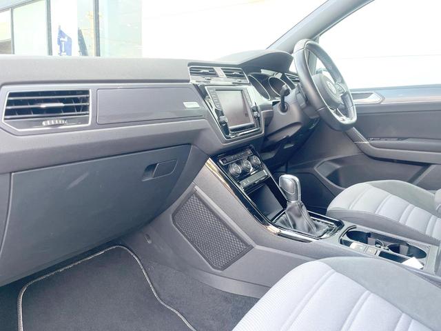 ゴルフトゥーラン ＴＳＩ　Ｒライン　ＤＣＣＰＫＧ　Ｄｉｓｃｏｖｅｒ　Ｐｒｏ　ＡｐｐｌｅＣａｒＰｌａｙ　リアビューカメラ　　アダプティブシャシーコントロール　アダプティブクルーズコントロール　純正１８インチアルミホイール　ＥＴＣ　禁煙車（27枚目）