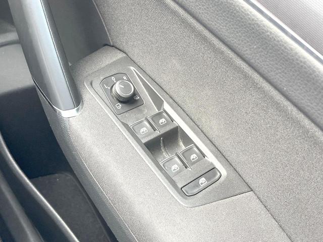 ゴルフトゥーラン ＴＳＩ　Ｒライン　ＤＣＣＰＫＧ　Ｄｉｓｃｏｖｅｒ　Ｐｒｏ　ＡｐｐｌｅＣａｒＰｌａｙ　リアビューカメラ　　アダプティブシャシーコントロール　アダプティブクルーズコントロール　純正１８インチアルミホイール　ＥＴＣ　禁煙車（31枚目）