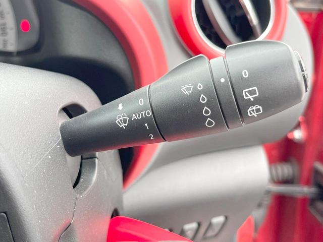 トゥインゴ インテンス　キャンバストップ　ｃａｒｒｏｚｚｅｒｉａ製ナビ　フルセグＴＶ　クルーズコントロール　クリアランスソナー　オートライト　オートエアコン　純正１５インチアルミ　ＥＴＣ　禁煙車（29枚目）