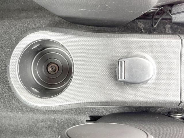 トゥインゴ インテンス　キャンバストップ　ｃａｒｒｏｚｚｅｒｉａ製ナビ　フルセグＴＶ　クルーズコントロール　クリアランスソナー　オートライト　オートエアコン　純正１５インチアルミ　ＥＴＣ　禁煙車（39枚目）