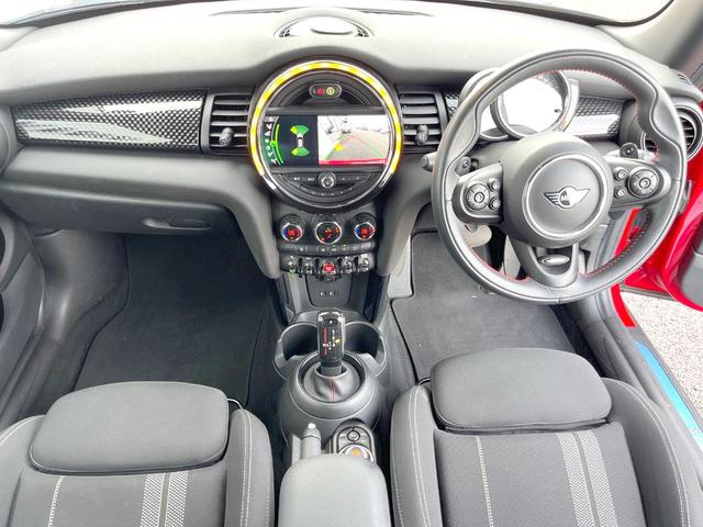 ＭＩＮＩ クーパーＳ　３ドア　カメラ／パーキングアシストＰＫＧ　ペッパーＰＫＧ　エナジェティックスタイル　ＡｐｐｌｅＣａｒＰｌａｙ　純正ナビ　バックカメラ　ＪＣＷ革巻ステアリング　衝突軽減　ＯＰ１７インチＡＷ　ＥＴＣ（2枚目）