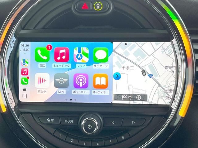 ＭＩＮＩ クーパーＳ　３ドア　カメラ／パーキングアシストＰＫＧ　ペッパーＰＫＧ　エナジェティックスタイル　ＡｐｐｌｅＣａｒＰｌａｙ　純正ナビ　バックカメラ　ＪＣＷ革巻ステアリング　衝突軽減　ＯＰ１７インチＡＷ　ＥＴＣ（4枚目）