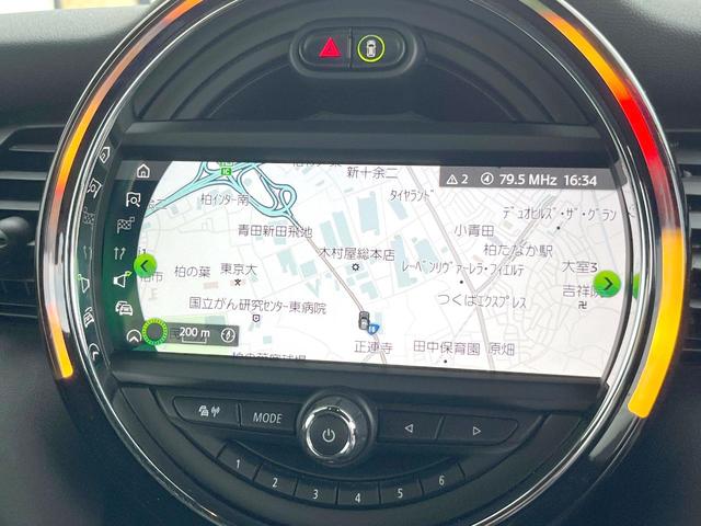 ＭＩＮＩ クーパーＳ　３ドア　カメラ／パーキングアシストＰＫＧ　ペッパーＰＫＧ　エナジェティックスタイル　ＡｐｐｌｅＣａｒＰｌａｙ　純正ナビ　バックカメラ　ＪＣＷ革巻ステアリング　衝突軽減　ＯＰ１７インチＡＷ　ＥＴＣ（5枚目）