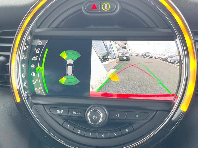 ＭＩＮＩ クーパーＳ　３ドア　カメラ／パーキングアシストＰＫＧ　ペッパーＰＫＧ　エナジェティックスタイル　ＡｐｐｌｅＣａｒＰｌａｙ　純正ナビ　バックカメラ　ＪＣＷ革巻ステアリング　衝突軽減　ＯＰ１７インチＡＷ　ＥＴＣ（6枚目）