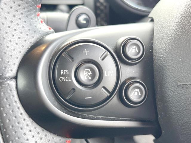 ＭＩＮＩ クーパーＳ　３ドア　カメラ／パーキングアシストＰＫＧ　ペッパーＰＫＧ　エナジェティックスタイル　ＡｐｐｌｅＣａｒＰｌａｙ　純正ナビ　バックカメラ　ＪＣＷ革巻ステアリング　衝突軽減　ＯＰ１７インチＡＷ　ＥＴＣ（7枚目）