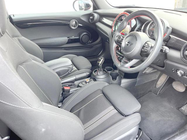ＭＩＮＩ クーパーＳ　３ドア　カメラ／パーキングアシストＰＫＧ　ペッパーＰＫＧ　エナジェティックスタイル　ＡｐｐｌｅＣａｒＰｌａｙ　純正ナビ　バックカメラ　ＪＣＷ革巻ステアリング　衝突軽減　ＯＰ１７インチＡＷ　ＥＴＣ（8枚目）