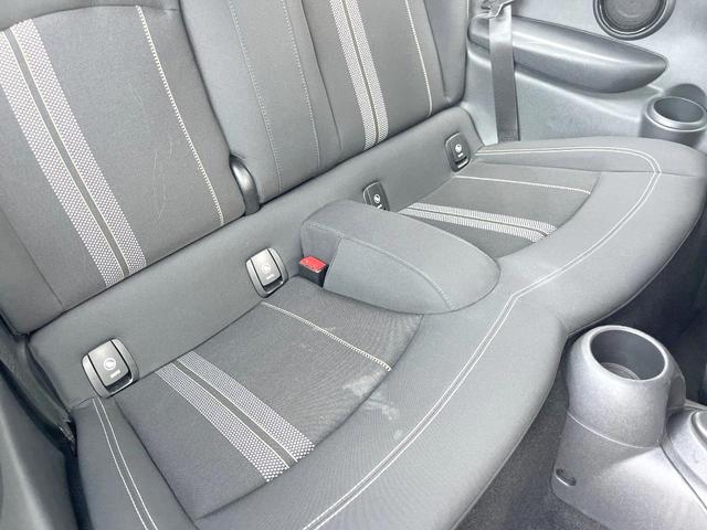 ＭＩＮＩ クーパーＳ　３ドア　カメラ／パーキングアシストＰＫＧ　ペッパーＰＫＧ　エナジェティックスタイル　ＡｐｐｌｅＣａｒＰｌａｙ　純正ナビ　バックカメラ　ＪＣＷ革巻ステアリング　衝突軽減　ＯＰ１７インチＡＷ　ＥＴＣ（9枚目）