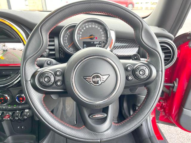 ＭＩＮＩ クーパーＳ　３ドア　カメラ／パーキングアシストＰＫＧ　ペッパーＰＫＧ　エナジェティックスタイル　ＡｐｐｌｅＣａｒＰｌａｙ　純正ナビ　バックカメラ　ＪＣＷ革巻ステアリング　衝突軽減　ＯＰ１７インチＡＷ　ＥＴＣ（10枚目）