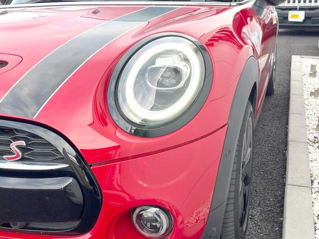 ＭＩＮＩ クーパーＳ　３ドア　カメラ／パーキングアシストＰＫＧ　ペッパーＰＫＧ　エナジェティックスタイル　ＡｐｐｌｅＣａｒＰｌａｙ　純正ナビ　バックカメラ　ＪＣＷ革巻ステアリング　衝突軽減　ＯＰ１７インチＡＷ　ＥＴＣ（11枚目）