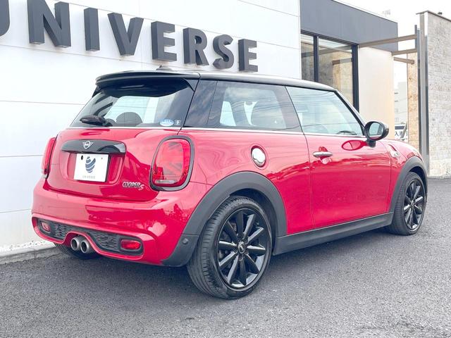 ＭＩＮＩ クーパーＳ　３ドア　カメラ／パーキングアシストＰＫＧ　ペッパーＰＫＧ　エナジェティックスタイル　ＡｐｐｌｅＣａｒＰｌａｙ　純正ナビ　バックカメラ　ＪＣＷ革巻ステアリング　衝突軽減　ＯＰ１７インチＡＷ　ＥＴＣ（16枚目）