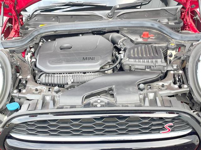 ＭＩＮＩ クーパーＳ　３ドア　カメラ／パーキングアシストＰＫＧ　ペッパーＰＫＧ　エナジェティックスタイル　ＡｐｐｌｅＣａｒＰｌａｙ　純正ナビ　バックカメラ　ＪＣＷ革巻ステアリング　衝突軽減　ＯＰ１７インチＡＷ　ＥＴＣ（17枚目）