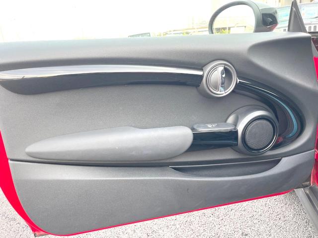 ＭＩＮＩ クーパーＳ　３ドア　カメラ／パーキングアシストＰＫＧ　ペッパーＰＫＧ　エナジェティックスタイル　ＡｐｐｌｅＣａｒＰｌａｙ　純正ナビ　バックカメラ　ＪＣＷ革巻ステアリング　衝突軽減　ＯＰ１７インチＡＷ　ＥＴＣ（24枚目）