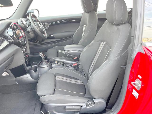 ＭＩＮＩ クーパーＳ　３ドア　カメラ／パーキングアシストＰＫＧ　ペッパーＰＫＧ　エナジェティックスタイル　ＡｐｐｌｅＣａｒＰｌａｙ　純正ナビ　バックカメラ　ＪＣＷ革巻ステアリング　衝突軽減　ＯＰ１７インチＡＷ　ＥＴＣ（25枚目）