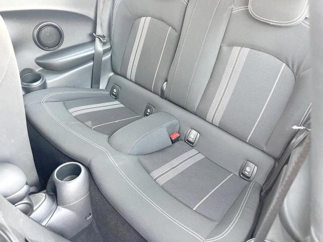 ＭＩＮＩ クーパーＳ　３ドア　カメラ／パーキングアシストＰＫＧ　ペッパーＰＫＧ　エナジェティックスタイル　ＡｐｐｌｅＣａｒＰｌａｙ　純正ナビ　バックカメラ　ＪＣＷ革巻ステアリング　衝突軽減　ＯＰ１７インチＡＷ　ＥＴＣ（26枚目）