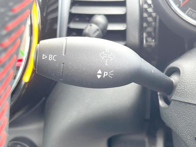 ＭＩＮＩ クーパーＳ　３ドア　カメラ／パーキングアシストＰＫＧ　ペッパーＰＫＧ　エナジェティックスタイル　ＡｐｐｌｅＣａｒＰｌａｙ　純正ナビ　バックカメラ　ＪＣＷ革巻ステアリング　衝突軽減　ＯＰ１７インチＡＷ　ＥＴＣ（34枚目）