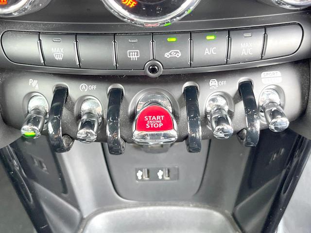 ＭＩＮＩ クーパーＳ　３ドア　カメラ／パーキングアシストＰＫＧ　ペッパーＰＫＧ　エナジェティックスタイル　ＡｐｐｌｅＣａｒＰｌａｙ　純正ナビ　バックカメラ　ＪＣＷ革巻ステアリング　衝突軽減　ＯＰ１７インチＡＷ　ＥＴＣ（37枚目）