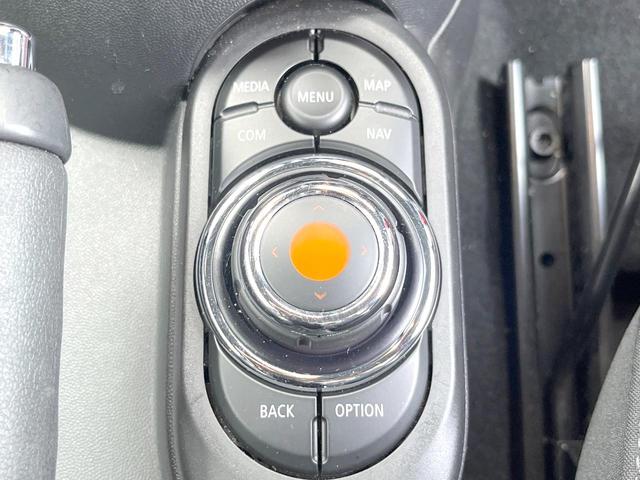 ＭＩＮＩ クーパーＳ　３ドア　カメラ／パーキングアシストＰＫＧ　ペッパーＰＫＧ　エナジェティックスタイル　ＡｐｐｌｅＣａｒＰｌａｙ　純正ナビ　バックカメラ　ＪＣＷ革巻ステアリング　衝突軽減　ＯＰ１７インチＡＷ　ＥＴＣ（39枚目）