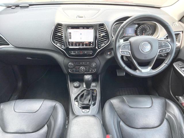 ジープ・チェロキー リミテッド　黒革シート　ＡｐｐｌｅＣａｒＰｌａｙ　純正ナビＴＶ　バックカメラ　アダプティブクルコン　シートヒーター　シートベンチレーション　ＬＥＤヘッド　オートハイビーム　純正１８インチＡＷ　ＥＴＣ　禁煙（2枚目）