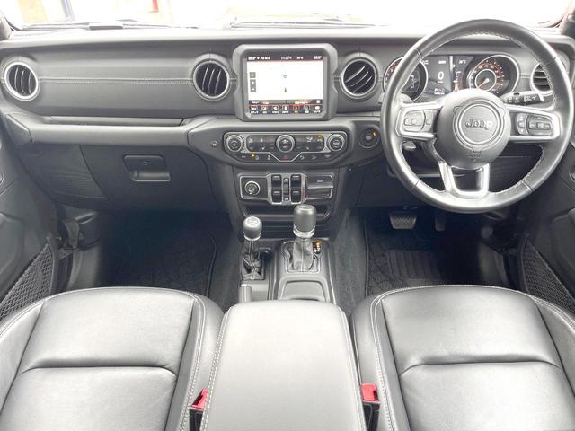ジープ・ラングラーアンリミテッド サハラ　１オーナー　黒革シート　ＡｐｐｌｅＣａｒＰｌａｙ　純正ナビＴＶ　バックカメラ　アダプティブクルコン　シートヒーター　純正１８インチＡＷ　パークアシスト　ブラインドスポットモニター　ＥＴＣ　禁煙車（2枚目）