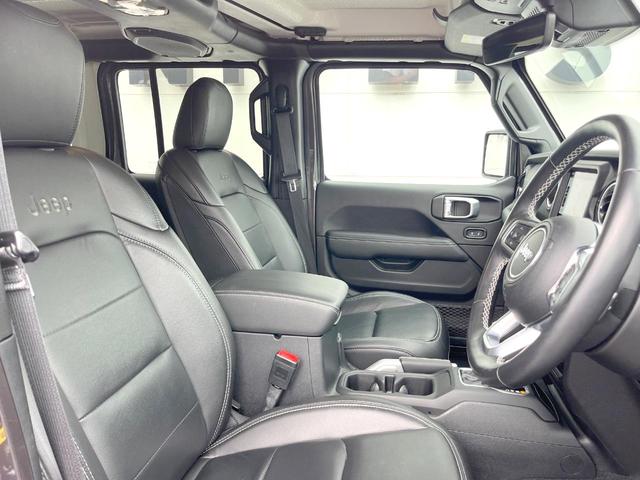 ジープ・ラングラーアンリミテッド サハラ　１オーナー　黒革シート　ＡｐｐｌｅＣａｒＰｌａｙ　純正ナビＴＶ　バックカメラ　アダプティブクルコン　シートヒーター　純正１８インチＡＷ　パークアシスト　ブラインドスポットモニター　ＥＴＣ　禁煙車（9枚目）