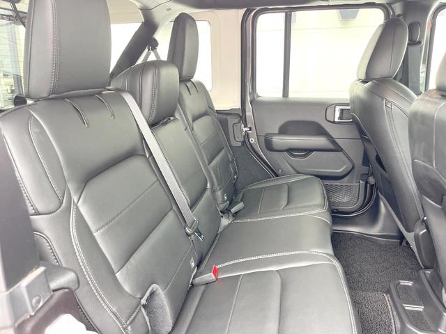 ジープ・ラングラーアンリミテッド サハラ　１オーナー　黒革シート　ＡｐｐｌｅＣａｒＰｌａｙ　純正ナビＴＶ　バックカメラ　アダプティブクルコン　シートヒーター　純正１８インチＡＷ　パークアシスト　ブラインドスポットモニター　ＥＴＣ　禁煙車（10枚目）