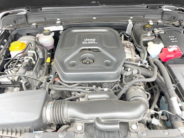 ジープ・ラングラーアンリミテッド サハラ　１オーナー　黒革シート　ＡｐｐｌｅＣａｒＰｌａｙ　純正ナビＴＶ　バックカメラ　アダプティブクルコン　シートヒーター　純正１８インチＡＷ　パークアシスト　ブラインドスポットモニター　ＥＴＣ　禁煙車（19枚目）