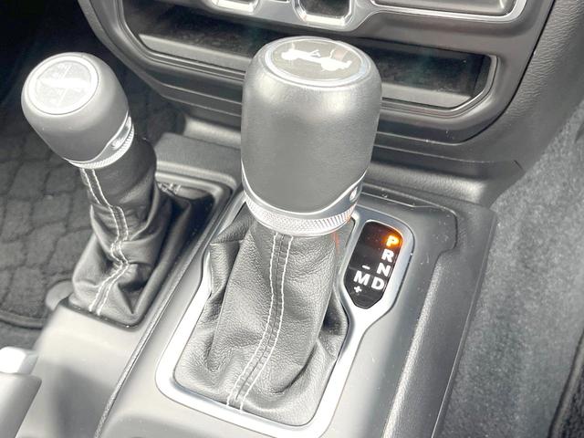 ジープ・ラングラーアンリミテッド サハラ　１オーナー　黒革シート　ＡｐｐｌｅＣａｒＰｌａｙ　純正ナビＴＶ　バックカメラ　アダプティブクルコン　シートヒーター　純正１８インチＡＷ　パークアシスト　ブラインドスポットモニター　ＥＴＣ　禁煙車（24枚目）