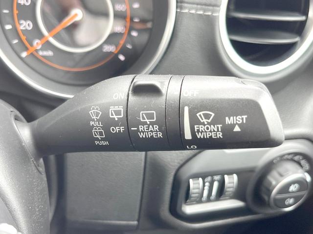 ジープ・ラングラーアンリミテッド サハラ　１オーナー　黒革シート　ＡｐｐｌｅＣａｒＰｌａｙ　純正ナビＴＶ　バックカメラ　アダプティブクルコン　シートヒーター　純正１８インチＡＷ　パークアシスト　ブラインドスポットモニター　ＥＴＣ　禁煙車（27枚目）
