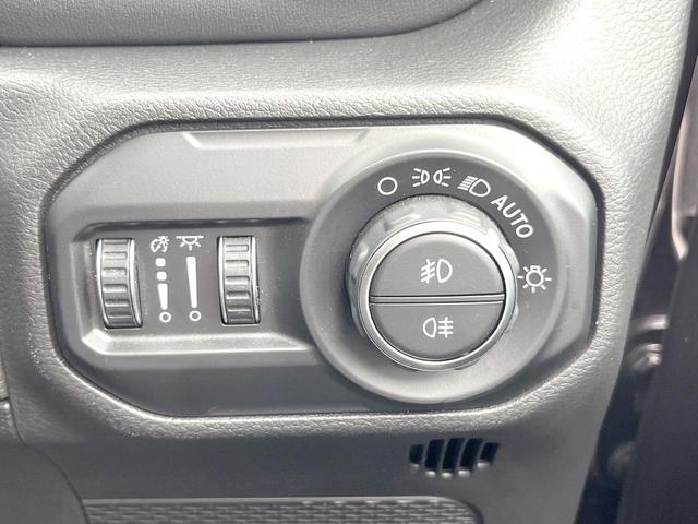ジープ・ラングラーアンリミテッド サハラ　１オーナー　黒革シート　ＡｐｐｌｅＣａｒＰｌａｙ　純正ナビＴＶ　バックカメラ　アダプティブクルコン　シートヒーター　純正１８インチＡＷ　パークアシスト　ブラインドスポットモニター　ＥＴＣ　禁煙車（30枚目）