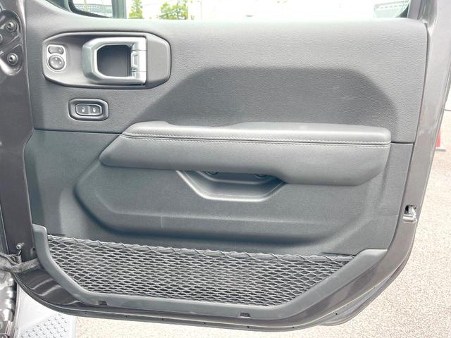 ジープ・ラングラーアンリミテッド サハラ　１オーナー　黒革シート　ＡｐｐｌｅＣａｒＰｌａｙ　純正ナビＴＶ　バックカメラ　アダプティブクルコン　シートヒーター　純正１８インチＡＷ　パークアシスト　ブラインドスポットモニター　ＥＴＣ　禁煙車（39枚目）