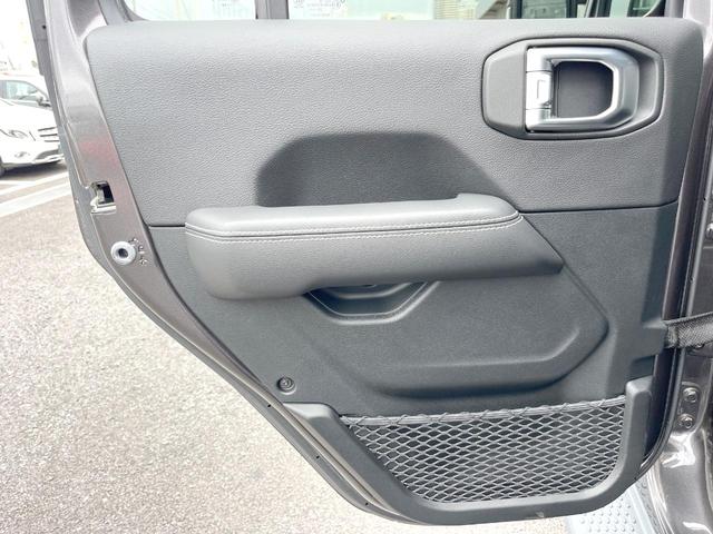 ジープ・ラングラーアンリミテッド サハラ　１オーナー　黒革シート　ＡｐｐｌｅＣａｒＰｌａｙ　純正ナビＴＶ　バックカメラ　アダプティブクルコン　シートヒーター　純正１８インチＡＷ　パークアシスト　ブラインドスポットモニター　ＥＴＣ　禁煙車（40枚目）