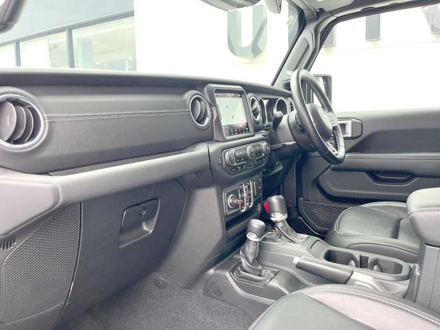 ジープ・ラングラーアンリミテッド サハラ　１オーナー　黒革シート　ＡｐｐｌｅＣａｒＰｌａｙ　純正ナビＴＶ　バックカメラ　アダプティブクルコン　シートヒーター　純正１８インチＡＷ　パークアシスト　ブラインドスポットモニター　ＥＴＣ　禁煙車（46枚目）