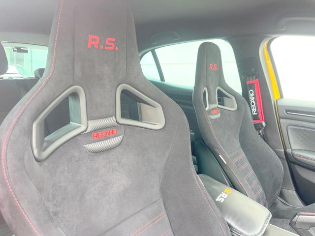 メガーヌ ルノー　スポール　トロフィー　６ＭＴ　Ａｐｐｌｅｃａｒｐｌａｙ　リアビューカメラ　「Ｒ．Ｓ．」ＲＥＣＡＲＯ製バケットシート　Ｂｒｅｍｂｏ製ブレーキキャリパー　走行モードセレクタ　純正１９インチＡＷ　ＬＥＤヘッド　ＥＴＣ（6枚目）