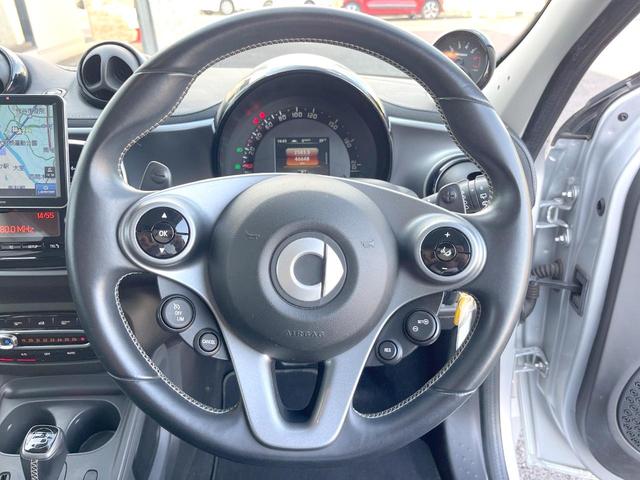 スマートフォーフォー ＢＲＡＢＵＳ　エクスクルーシブ　パノラミックルーフ　黒革シート　衝突被害軽減システム　Ｐａｎａｓｏｎｉｃ製ポータブルナビ　バックカメラ　レーンキープ　クルコン　シートヒーター　Ｂｌｕｅｔｏｏｔｈ接続　純正１７インチＡＷ　ＥＴＣ　禁煙（11枚目）