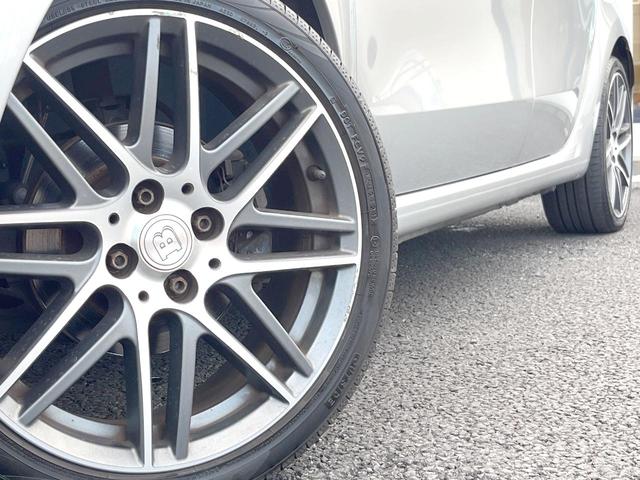 スマートフォーフォー ＢＲＡＢＵＳ　エクスクルーシブ　パノラミックルーフ　黒革シート　衝突被害軽減システム　Ｐａｎａｓｏｎｉｃ製ポータブルナビ　バックカメラ　レーンキープ　クルコン　シートヒーター　Ｂｌｕｅｔｏｏｔｈ接続　純正１７インチＡＷ　ＥＴＣ　禁煙（13枚目）