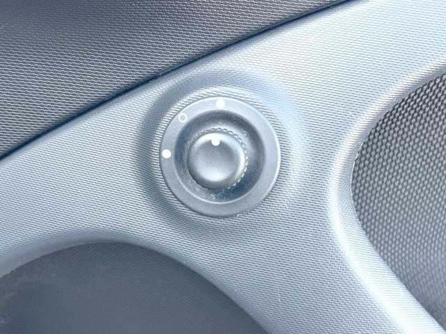 スマートフォーフォー ＢＲＡＢＵＳ　エクスクルーシブ　パノラミックルーフ　黒革シート　衝突被害軽減システム　Ｐａｎａｓｏｎｉｃ製ポータブルナビ　バックカメラ　レーンキープ　クルコン　シートヒーター　Ｂｌｕｅｔｏｏｔｈ接続　純正１７インチＡＷ　ＥＴＣ　禁煙（29枚目）